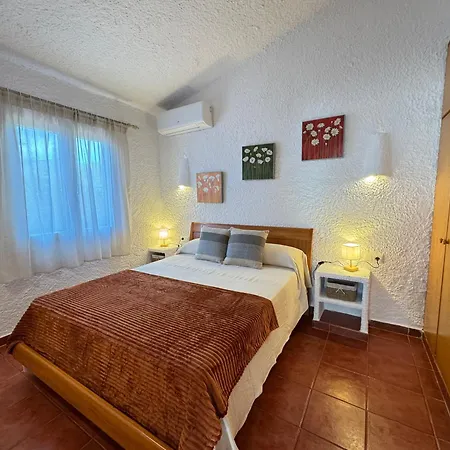 Noni Monsines Apartment *